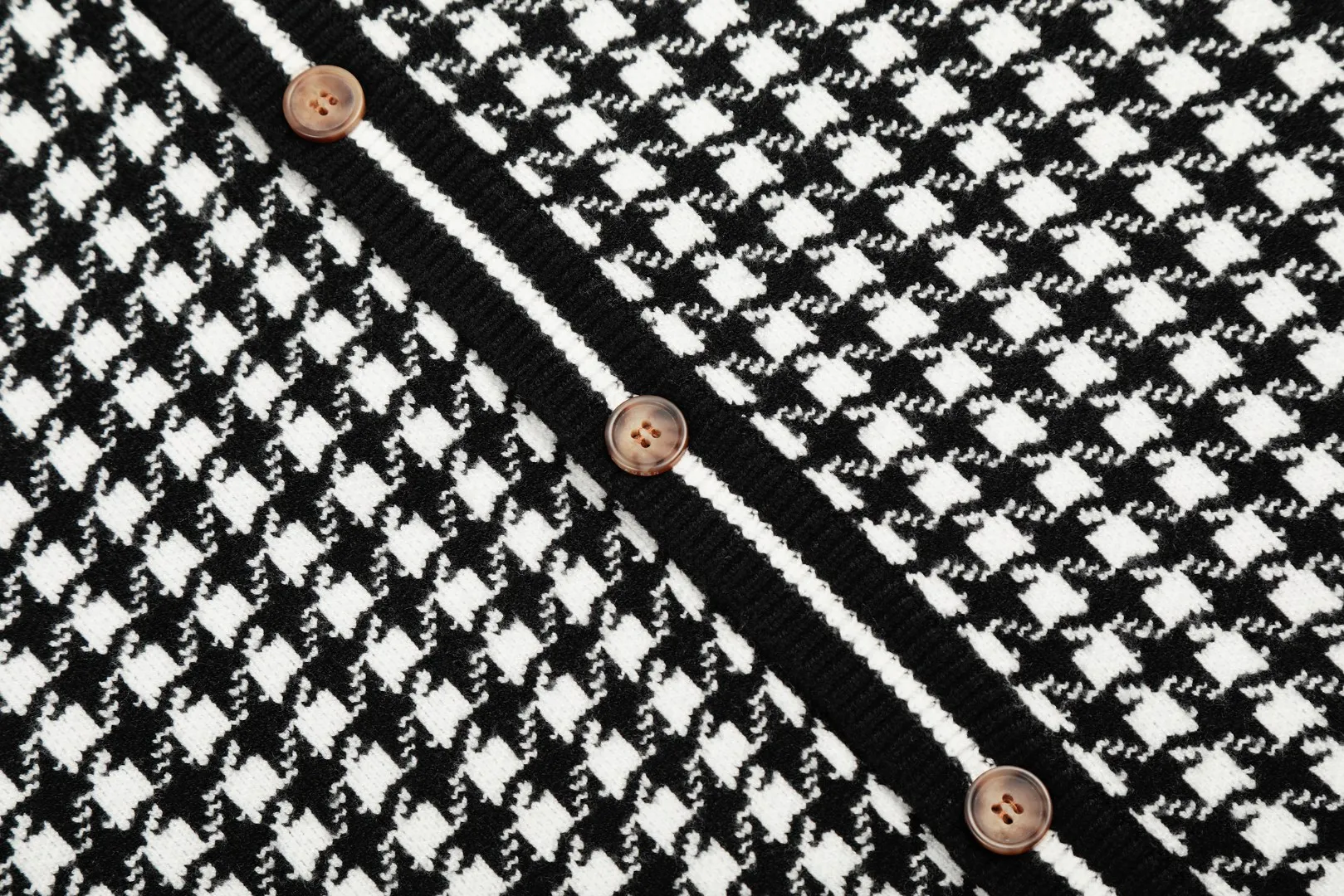 P250 Top quality" Style number: DS807# (not off the shelves all year round) [Ralph Lauren houndstooth pony embroidery logo men's style round neck knitted cardigan] ✅Ralph Lauren Ralph Lauren classic basic versatile men's style houndstooth plaid knitted cardigan jacket ✅Main supplier platform live broadcast Wholesale entities Out of stock will be replenished Not off the shelf ✅ZP quality 1:1 pattern making Scan the code to enter the GF website Counter quality ✅Details and quality are the only one in Guangzhou. Imported quality. Focus on high-end. Cost-effective. Needless to say good quality. ✅Restore the original version. The maximum size can be worn up to 200 pounds. Loose, comfortable and stress-free. ✅The upper body is simple and easy to put on. A must-have for male idols. Good-looking clothes are never picky. A must-have for male idols. Size: S-XL Color: Black White